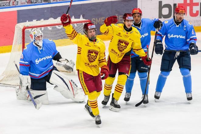 Na snímke zľava brankár Henri Kiviaho (Slovan), Martin Kalis (Dukla), Andrej Krajčovič (Dukla),  Sena Wendell Acolatse (Slovan) a Michal Sersen (Slovan) počas zápasu 47. kola Tipos extraligy HC Slovan Bratislava - HK Dukla Trenčín.
