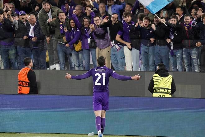 Robin Gosens z Fiorentiny oslavuje po strelení gólu počas semifinálového zápasu.