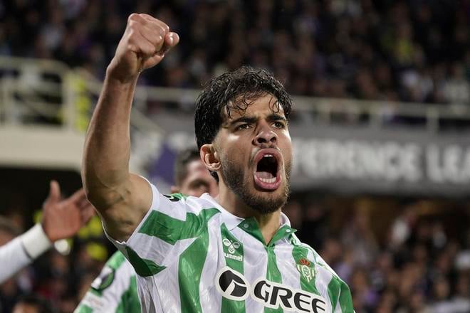 Abde Ezzalzuoli z Betisu Sevilla sa teší z gólu, ktorý zabezpečil Seville postup do finále.