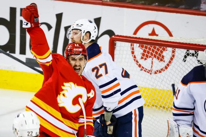 Mikael Backlund v drese Calgary.
