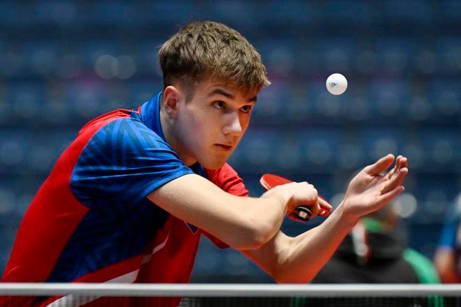 Na snímke Samuel Palušek (Slovensko) odvracia úder Rafaela Konga (Potugalsko) v zápase úvodného kola 1. skupiny mužskej dvojhry na ME hráčov do 21 rokov v stolnom tenise v Bratislave.