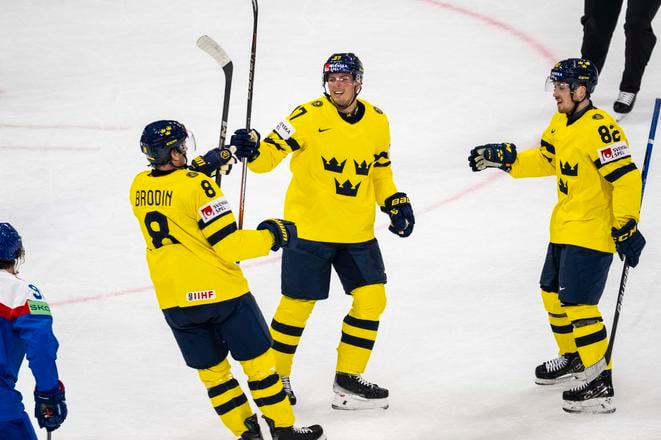 Gólová radosť švédskych hráčov zľava Jonas Brodin, Isac Lundeström a Jesper Frödén.