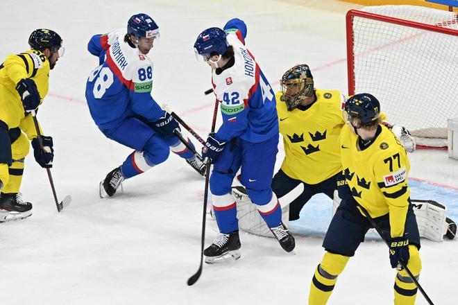 Martin Chromiak (vľavo) a Samuel Honzek pred švédskou bránkou.