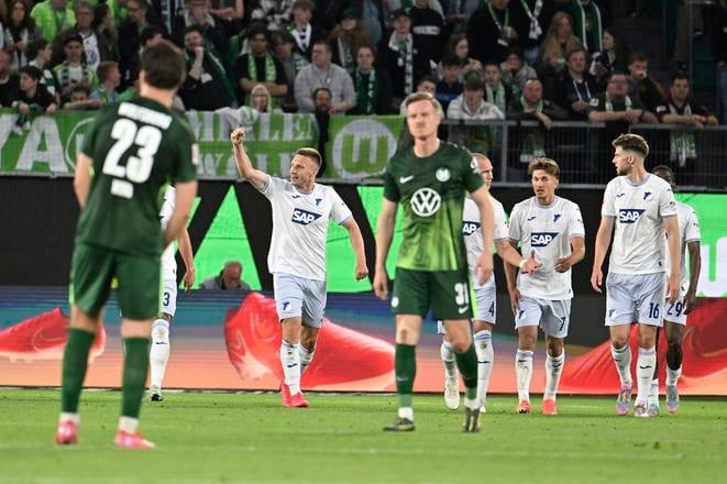 Hráč Hoffenheimu Pavel Kadeřábek (uprostred) oslavuje po tom, ako skóroval do bránky Wolfsburgu.