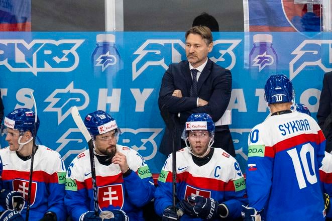 Slovenskí  hokejisti po prehre so Švédskom.