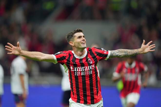 Hráč AC Miláno Christian Pulišič oslavuje po tom, ako strelil druhý gól v zápase talianskej ligy Serie A proti Bologni.