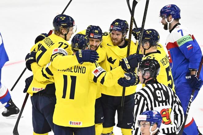 Elias Lindholm sa so spoluhráčmi teší z gólu. Švédi zvíťazili nad Slovenskom suverénne 5:0.