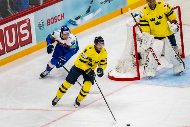 Na snímke zľava Martin Chromiak (Slovensko), Jonas Brodin (Švédsko) a švédsky brankár Jacob Markström.