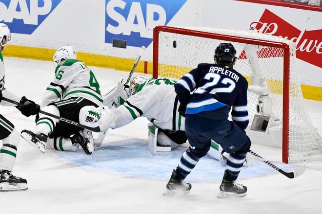Adam Lowry z Winnipegu strieľa gól do siete Dallasu.