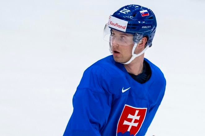 Obranca Samuel Kňažko počas sobotného tréningu slovenského tímu v Štokholme.