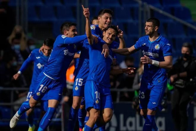 Hráči Getafe oslavujú úvodný gól vo futbalovom zápase španielskej ligy La Liga Getafe CF - Real Madrid v Getafe 2. januára 2022.