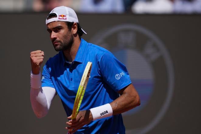 Na snímke taliansky tenista Matteo Berrettini reaguje v 2. kole dvojhry proti Britovi Jacobovi Fearnleymu na turnaji ATP Masters 1000 v Ríme.