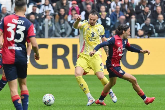 Na snímke zľava slovenský obranca Cagliari Adam Obert, hráč Juventusu Federico Gatti v zápase 7. kola talianskej Serie A vo futbale Juventus Turín – Cagliari Calcio.