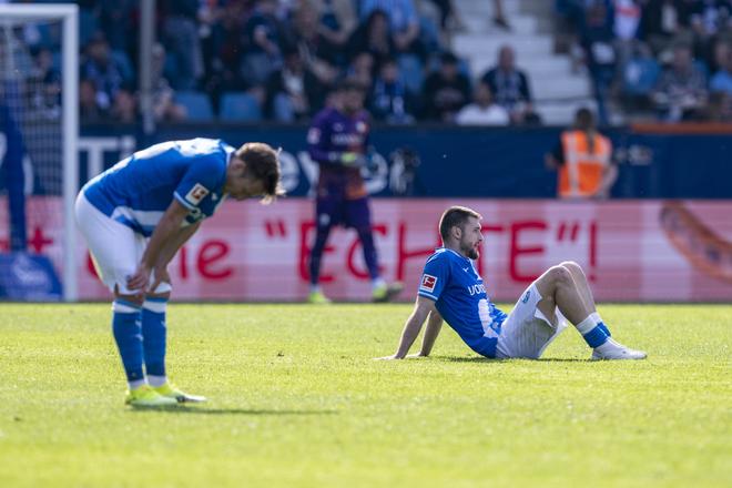 Slovenský futbalista Matúš Bero (vpravo) z Bochumu a jeho spoluhráč Felix Passlack sú sklamaní po zápase.
