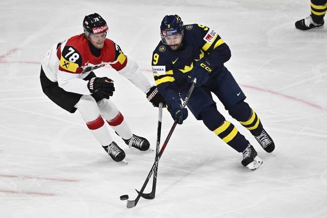 Na snímke hráč Rakúska Thiom Nickl (vľavo) a hráč Švédska Filip Forsberg bojujú o puk v zápase A-skupiny Švédsko - Rakúsko na MS 2025 v ľadovom hokeji v Štokholme.
