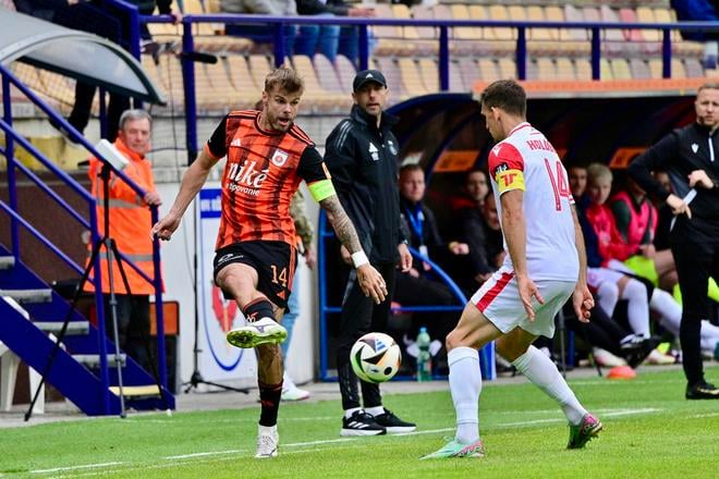 Ružomberčan Jan Hladík (vľavo) v súboji s kapitánom Trenčína Jakubom Holúbekom pri najtesnejšom víťazstve  1:0.