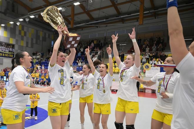 V Michalovciach sa 10. mája 2025 odohralo 5. kolo nadstavbovej časti o majstra SR, MŠK Iuventa Michalovce - HC DAC Dunajská Streda. Hádzanárky MŠK Iuventa Michalovce získali v poradí 15. titul majsteriek Slovenska. Na snímke hráčky MŠK Iuventa Michalovce s pohárom.