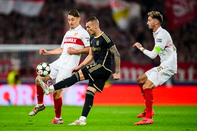 Slovenský futbalista Lukáš Haraslín (uprostred) zo Sparty Praha a hráči Stuttgartu Anthony Rouault (vľavo) a Atakan Karazor  počas zápasu 2. kola ligovej fázy Ligy majstrov VfB Stuttgart - Sparta Praha.