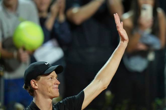 aliansky tenista Jannik Sinner sa raduje po 2. kole dvojhry na turnaji Masters 1000 v Ríme.