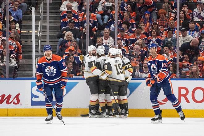 Hráči Vegas Golden Knights sa tešia z gólu v zápase proti Edmontonu.