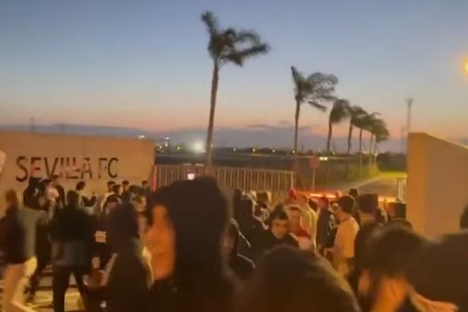 Fanúšikovia rozbili bránu a vtrhli do tréningového centra FC Sevilla.
