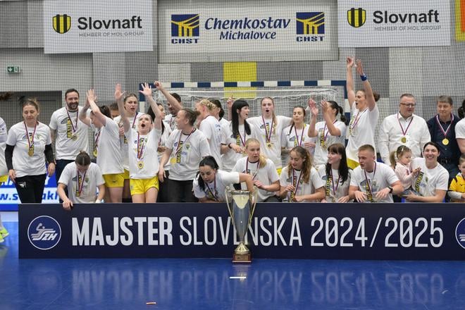 Majstrovská fotografia hádzanárok MŠK Iuventa Michalovce po poslednom zápase sezóny 2024/2025.
