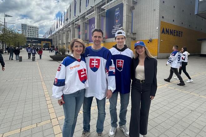 Mama Samuela Honzeka Monika, otec Martin, brat Matej a priateľka Julia pred Avicii Arénou.
