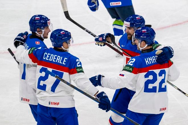 Slovenskí hokejisti sa tešia z gólu proti Slovinsku na MS v hokeji.