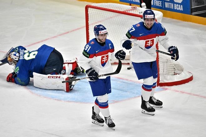Slovinský brankár Matija Pintarič, Matúš Sukeľ (Slovensko) a Pavol Regenda  v zápase základnej A- skupiny Slovensko - Slovinsko.