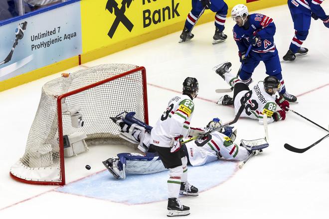 Útočník USA Conor Garland (vpravo) strieľa piaty gól svojho tímu v zápase B-skupiny majstrovstiev sveta v ľadovom hokeji medzi USA a Maďarskom v dánskom Herningu v nedeľu 11. mája 2025.
