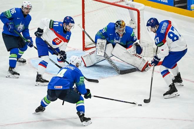 Pavol Regenda s pukom pred slovinskou bránkou.