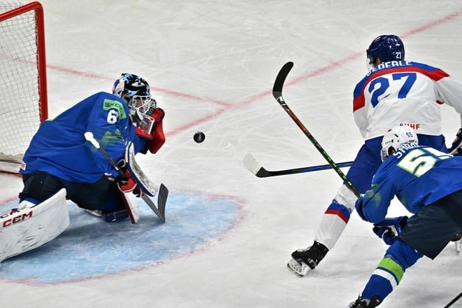 Na snímke zľava brankár Matija Pintarič (Slovinsko), Robert Sabolič (Slovinsko) a vpravo hore Sebastián Čederle (Slovensko).