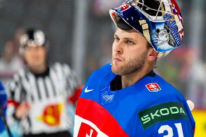 Na snímke slovenský brankár Samuel Hlavaj v zápase základnej A- skupiny Slovensko - Slovinsko na 88. majstrovstvách sveta v ľadovom hokeji v Štokholme 11. mája 2025.