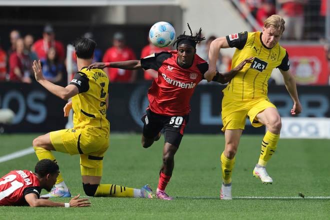 Leverkusen doma nestačil na Borussiu Dortmund. Rolf Vennenbernd/dpa via AP