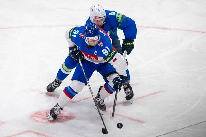 Na snímke zľava Matúš Sukeľ (Slovensko) a Aleksandar Magovac (Slovinsko) počas rozcvičky pred zápasom základnej A-skupiny Slovensko -Slovinsko na 88. majstrovstvách sveta v ľadovom hokeji vo švédskom Štokholme 11. mája 2025.
