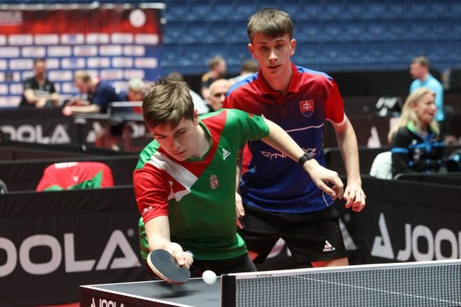 Samuel Arpáš (vpravo) a Maďar Balázs Lei nezužitkovali vedenie 2:0 na sety vo štvrťfinále štvorhry na postup do semifinále a istotu medaily na stolnotenisových ME do 21 rokov v Bratislave.