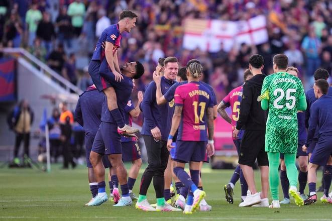 Radosť hráčov Barcelony po jednom z gólov v El Clasicu.