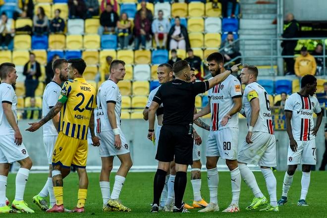 Jeden z dôležitých momentov v zápase. Trnavský stredopoliar Adrian Zeljkovič dostal z rúk rozhodcu Borisa Marhefku červenú kartu.