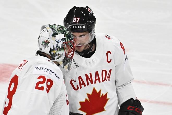 Sidney Crosby gratuluje Marcovi-Andremu Fleurymu po debute na majstrovstvách sveta.