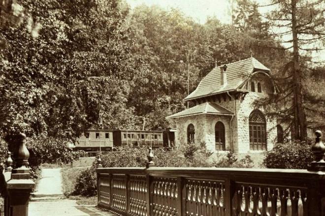 The Coburg family once had a private railway station in the park (as seen in the historical photo). A modern version of it will soon rise from the remains.