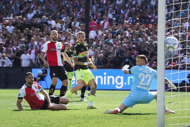 Dávid Hancko sleduje, ako Noa Lang prekonáva obranu Feyenoordu.