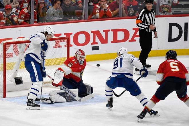 Útočník Toronta John Tavares strieľa na brankára Floridy Sergeja Bobrovského.