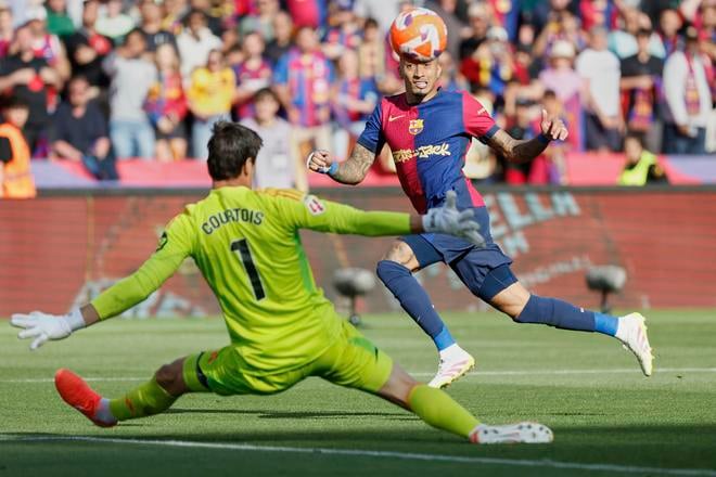 Barcelončan Raphinha prekonáva brankára Thibauta Courtoisa v šlágri španielske La Ligy Barcelona - Real Madrid 4:3.