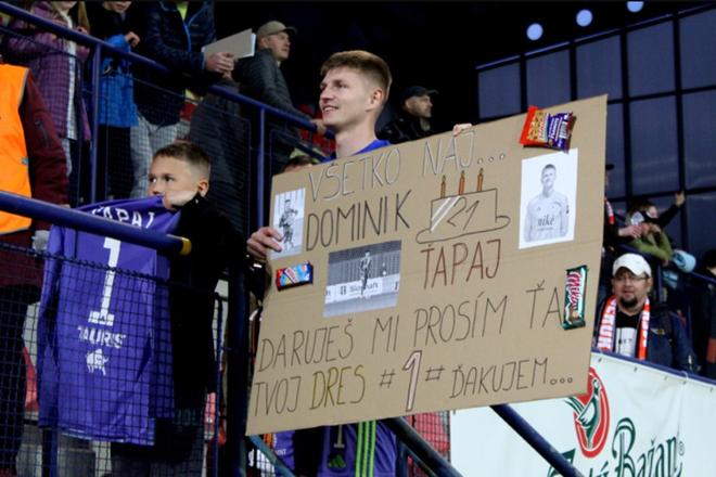 Brankár MFK Ružomberok Dominik Ťapaj po zápase daroval dres fanúšikovi.