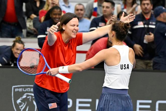 Kapitánka USA Lindsay Davenportová a Bernarda Perová sa tešia z postupu na finálový turnaj Pohára Billie Jean Kingovej.