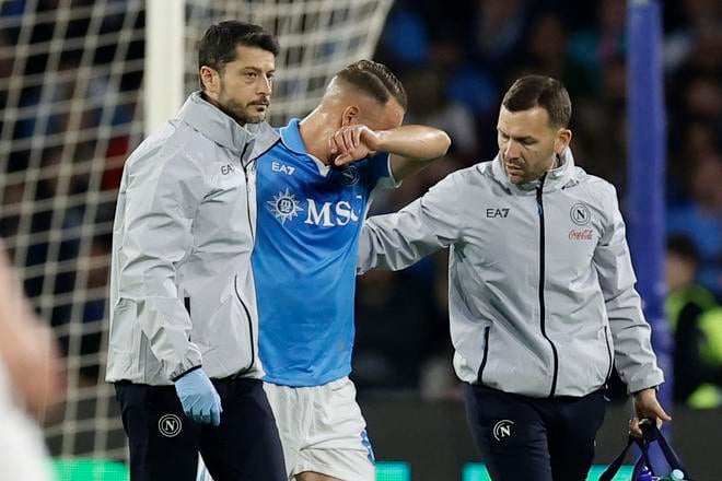 Stanislav Lobotka odchádza z ihriska v zápase Neapol - FC Janov.