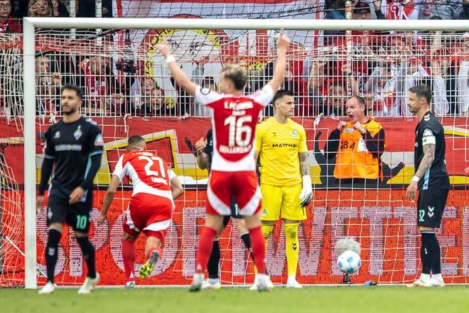 Futbalisti Unionu Berlín sa tešia z vyrovnávajúceho gólu na 2:2 do siete Brém, ktorý strelil László Bénes.