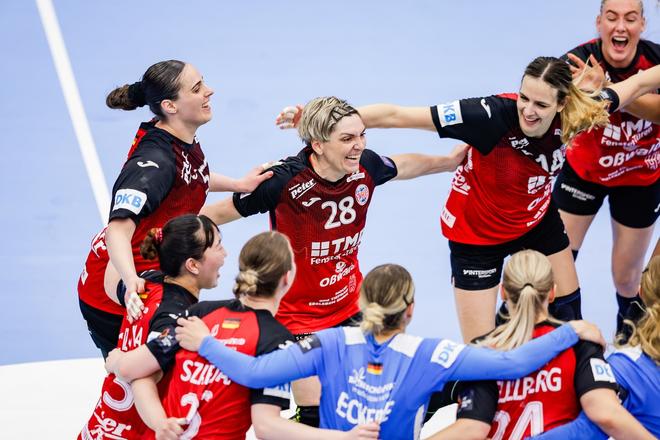 Radosť hráčok nemeckého klubu Thüringer HC po triumfe v Európskej lige hádzanárok 2024/2025, s číslom 28 Slovenka Lýdia Jakubisová.