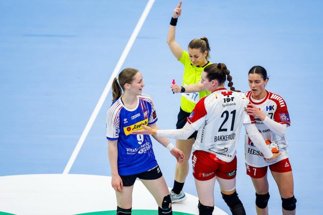 Slovenská rozhodkyňa Barbora Bočáková udeľuje trest v semifinále Európskej ligy hádzanárok.