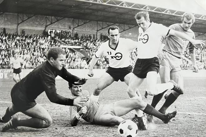 Štefan Slezák (tretí sprava) sleduje v zápase proti Dukle Praha zákrok brankára Iva Viktora.
